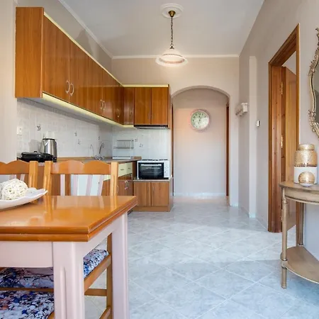 Family House Nikos 아파트
